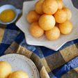 韓国おやつの定番！薄皮でサックリとろ〜り「チーズボール」