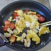 【エビと卵とトマトのメキシカン炒め】スパイシーな簡単おつまみの工程3
