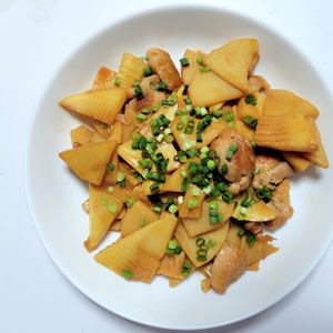 ふうかの作ってみた!投稿(『たけのこと鶏肉の甘辛炒め』旬のたけのこでご飯が進む!!)