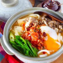 【ぽかぽか体温まる】ピリ辛レンジ肉味噌！担々キムチーズうどん