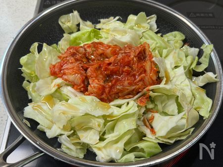 フライパンでキャベツと白菜キムチを炒める