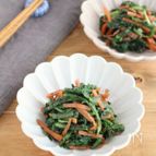 レンジで簡単！春菊とにんじんの黒ごまゆずこしょう和え