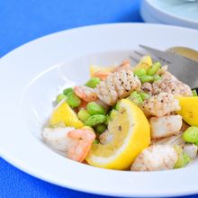 お酒が進む！海鮮レモンガーリック炒め