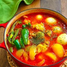 夏こそ食べたい♪手羽元のトマトスープカレー鍋