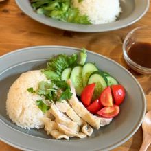鶏肉の旨みたっぷり♪海南チキンライス