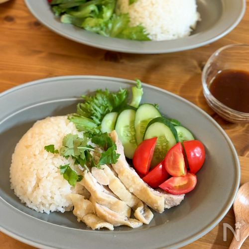 鶏肉の旨みたっぷり♪海南チキンライス