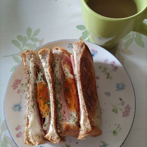 KUMIKOの作ってみた!投稿(フライパンで簡単カフェ風【とろけるハムチーズのホットサンド】)