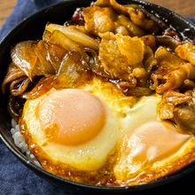 【ソース1本で決まる】とろとろ月見豚丼