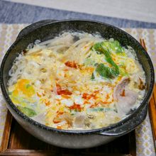 ラー油たっぷりで食べる「豚肉ともやしのあんかけ卵スープ」