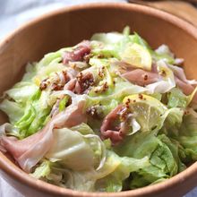 抱えて食べたい!デリ風レタスと新玉ねぎと生ハムのレモンサラダ
