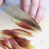 梅の酸味がアクセント♩ささみと香味野菜の春巻きの下準備