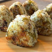 【 高菜チーズ焼きおにぎり 】外カリッ、中トロ！