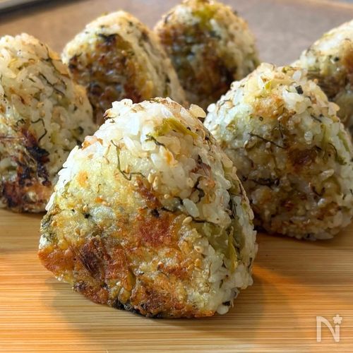 【 高菜チーズ焼きおにぎり 】外カリッ、中トロ！
