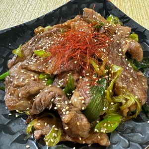 楽ラク手抜キッチン🐶🐾の作ってみた!投稿(５分で出来た！牛肉とネギのオイスター丼　別皿でおかずにしても)