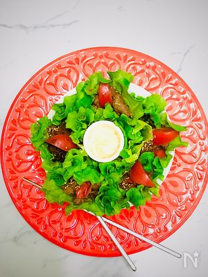 薄切り牛でトマト焼肉のレタス巻き