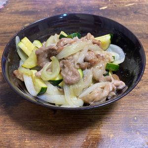 ゆーなの作ってみた!投稿(豚こまとズッキーニの旨だしレモン炒め)