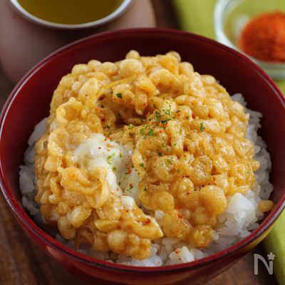 【悪魔過ぎる】深夜の小腹に！揚げ玉のなんちゃってかき揚げ丼