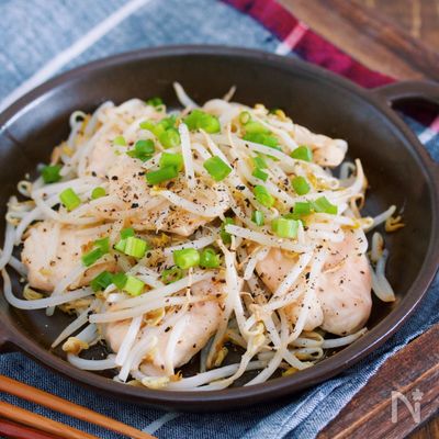 フライパンで5分♪『鶏むね肉ともやしの重ね蒸し』