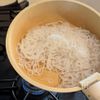 箸が止まらない！やみつき副菜【しらたきの明太バター炒め】の工程1