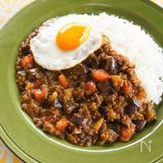 切って炒めるだけ！夏野菜を使ったキーマカレーレシピ