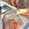 手が汚れない！洗い物も少なく【アスパラつくね丼】の工程1