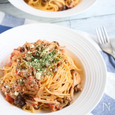 簡単！しめじと玉ねぎのトマトクリームミートパスタ♪