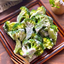 大満足♪ブロッコリーのシーザーサラダ風