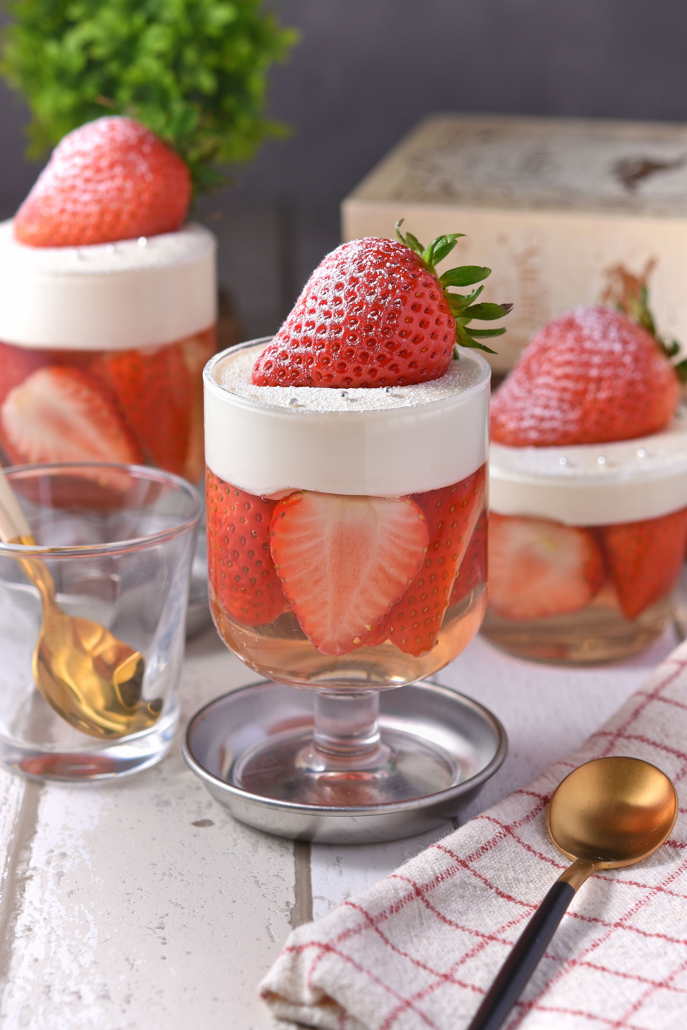 大人のご褒美】いちごの白ワインゼリーと濃厚チョコムース | レシピ