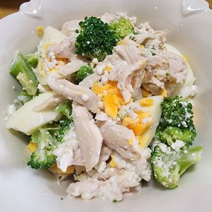ナムディの作ってみた!投稿(蒸し鶏とブロッコリーのカッテージサラダ)