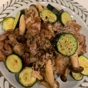 ぐ〜たら子の作ってみた!投稿(【豚こまズッキーニのやみつき中華炒め】こってり美味しい！)