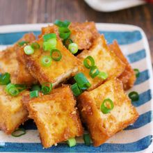 焼くだけ！厚揚げの甘辛ごま生姜焼き｜副菜や作り置きに♪