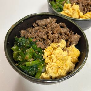 ゆうママの作ってみた!投稿(【甘辛そぼろの三色丼】10分で即完成♡ごはんとの相性抜群!)