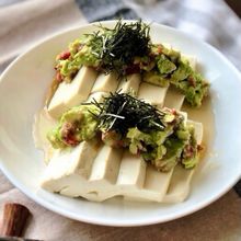 白だしとごま油で旨味倍増!「はちみつ梅とアボカドの冷奴」