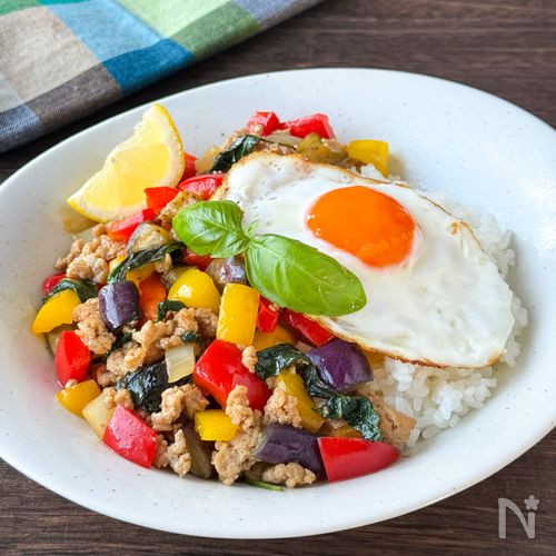 【夏野菜が主役のガパオライス】おうち調味料で簡単本格!
