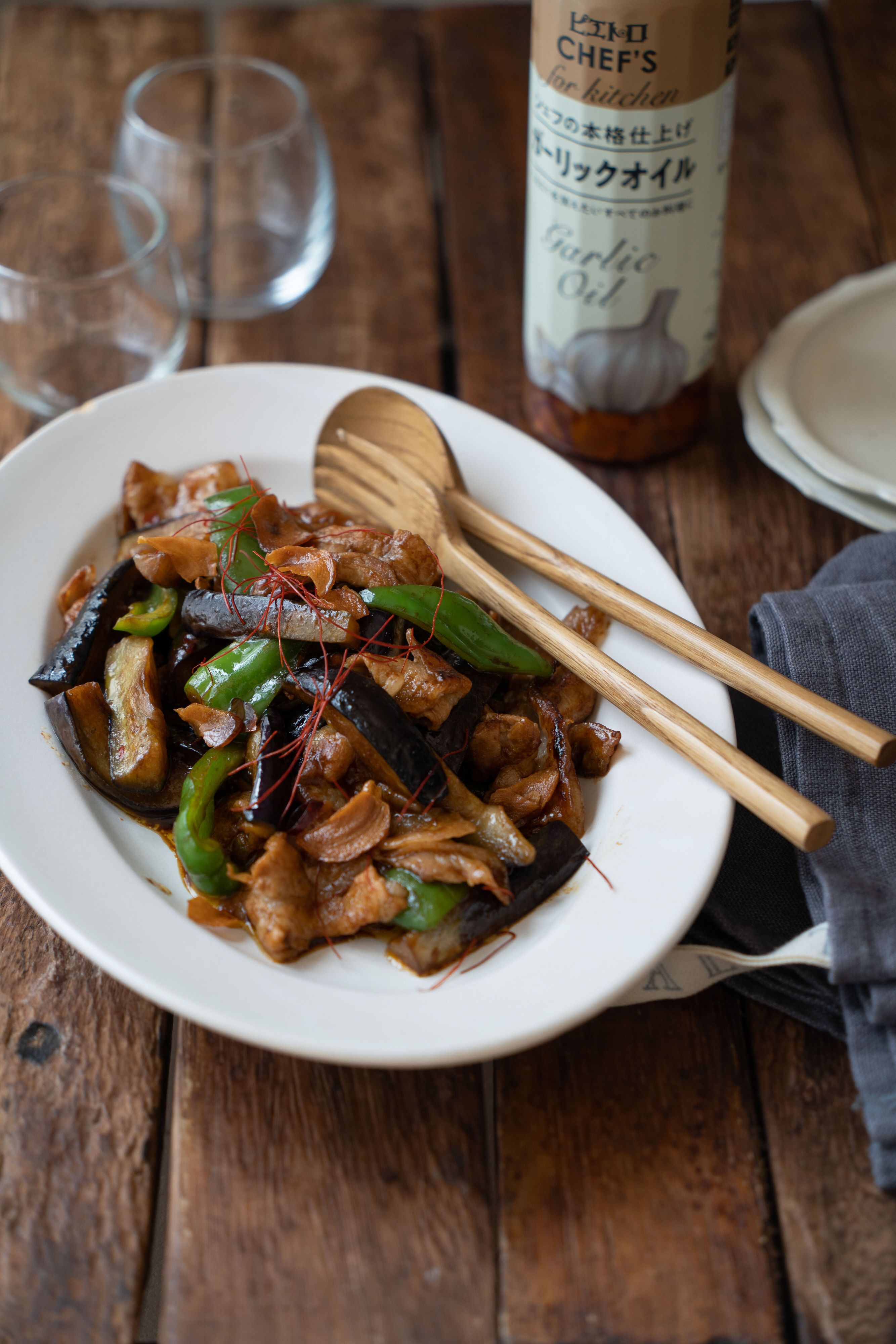 栁川さんおすすめの中華レシピ。夏野菜とガーリックオイルで作る本格