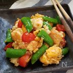 食感が楽しい♪シュガーピー&プチトマト彩り絹厚揚チャンプルー