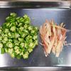 夏の涼しい副菜🎐オクラとみょうがのポン酢おかか和え😋🥗の工程2