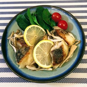 𝔂𝓾𝓶𝓲🍓の作ってみた!投稿(ごはんにビールに【簡単たらのムニエル】まいたけレモン添え)