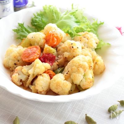 カリフラワーとミニトマトの炒めサラダ（カルダモン風味）