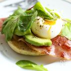 カリカリベーコンと半熟たまごのイングリッシュマフィン