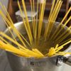 切って混ぜるだけ【冷製にらパスタ】の工程1