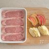 塩麹漬け豚肉のソテー・焼きりんごとマッシュポテト添えの工程1