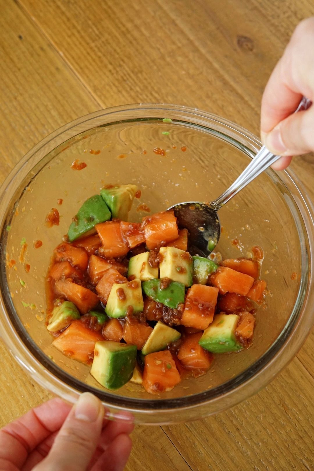 和えるだけ絶品「サーモンアボカドのポキ」おつまみ、丼にも