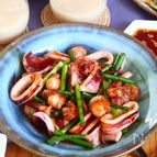 韓国の家庭料理イカ・ベビーホタテ・にんにくの芽の甘辛炒め