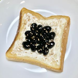キャピタンの作ってみた!投稿(おせちの残りで、黒豆クリームチーズトースト・トーストバリエ)