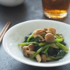 調味料は２つだけ。しめじとほうれん草のおひたし