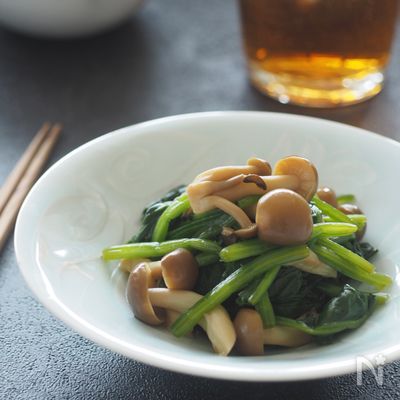 調味料は２つだけ。しめじとほうれん草のおひたし