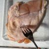 【レンジで簡単☆】
蒸し鶏のピリ辛こく旨ニラ味噌だれの工程1