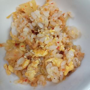 5252nの作ってみた!投稿(ごま油香る！男子喜ぶ♡︎豚キムとたくあんの混ぜご飯)