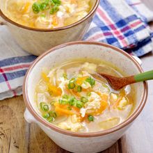 レンジで野菜を甘く♪『たまねぎとにんじんのコンソメ卵スープ』